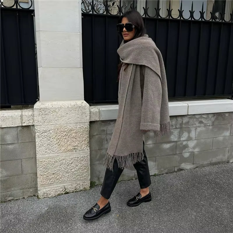 Stickad Kappa med Integrerad Sjal – Mysig & Tidlös för Kvinnor