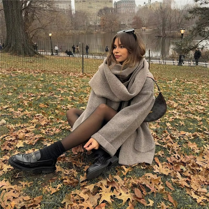 Stickad Kappa med Integrerad Sjal – Mysig & Tidlös för Kvinnor