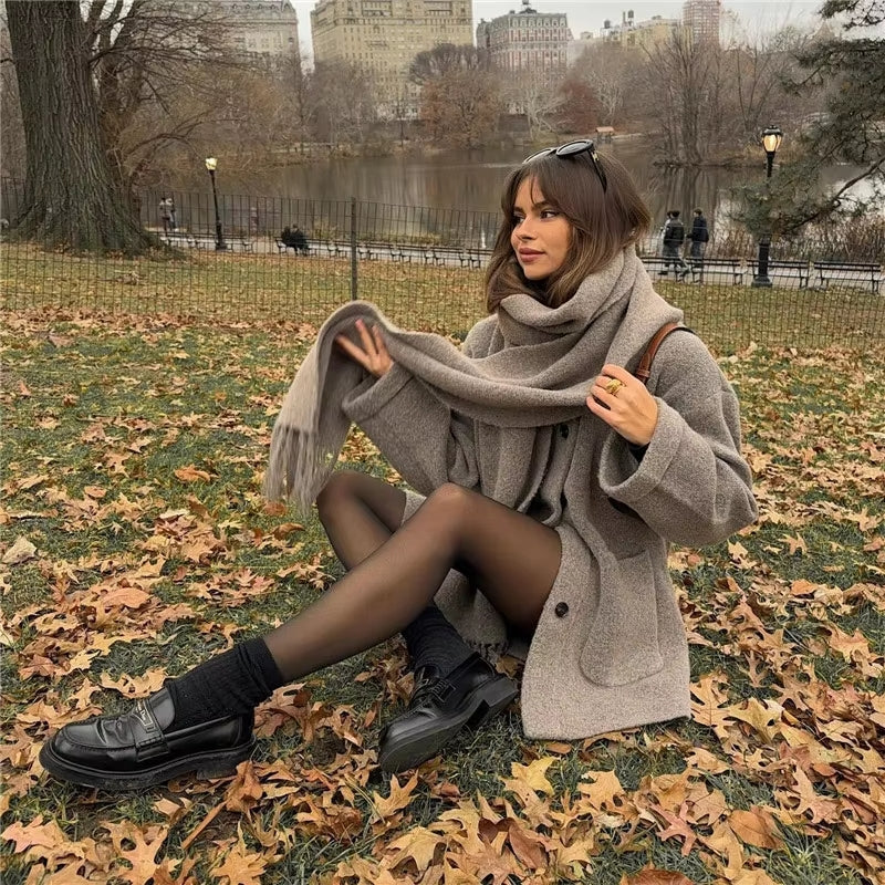 Stickad Kappa med Integrerad Sjal – Mysig & Tidlös för Kvinnor